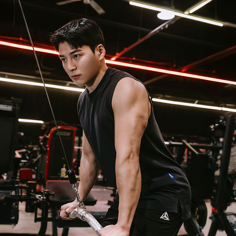 오버홀딩 민소매 티셔츠